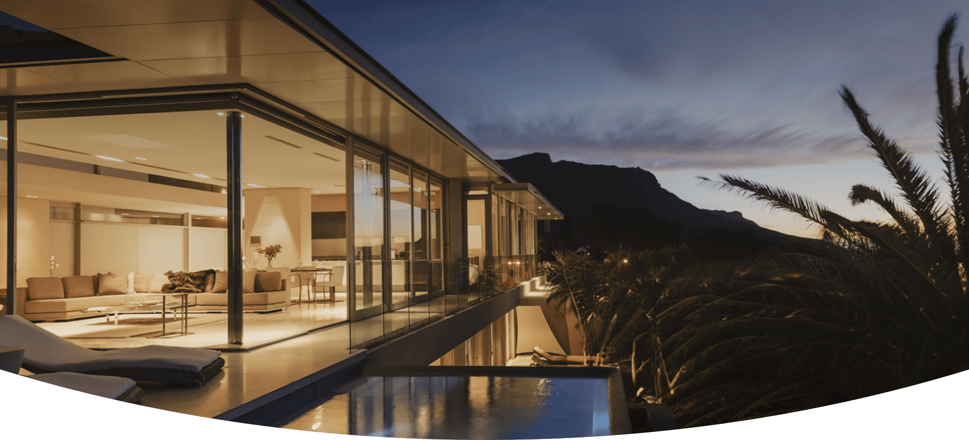 Casa moderna iluminada ao entardecer